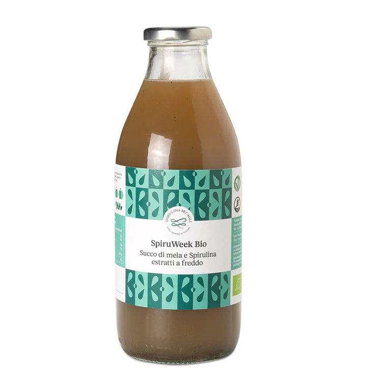 Bottiglia di SpiruWeek Bio, succo biologico di mela e spirulina fresca, estratto a freddo, ricco di vitamine e antiossidanti, senza zuccheri aggiunti.